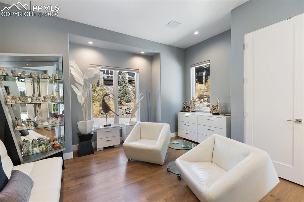 Image 21 of 35: Sitting Room