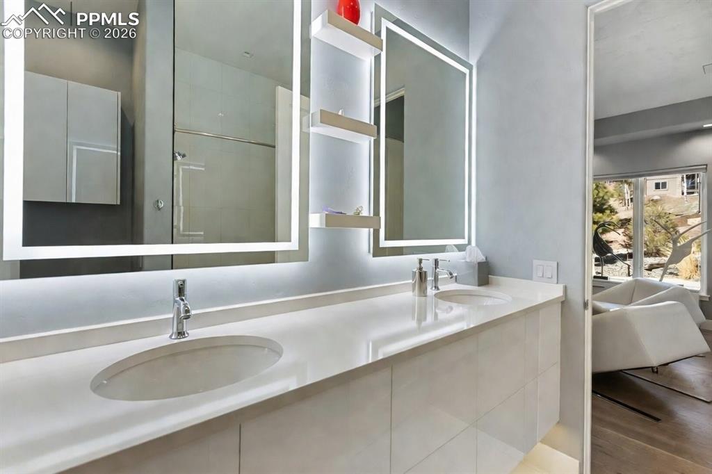 Image 23 of 35: Bathroom