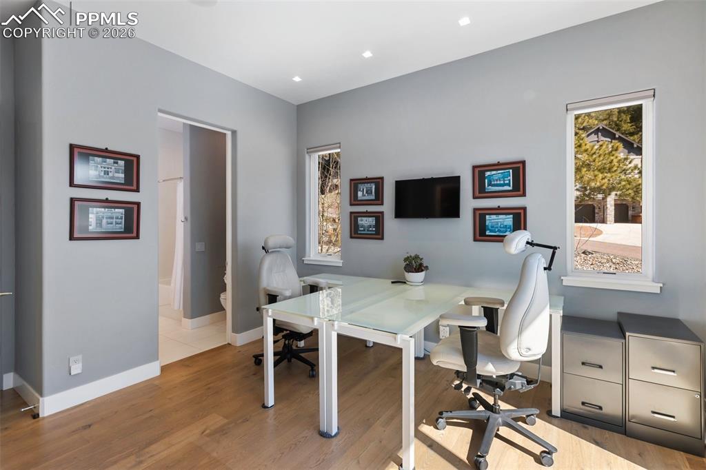 Image 24 of 35: Office