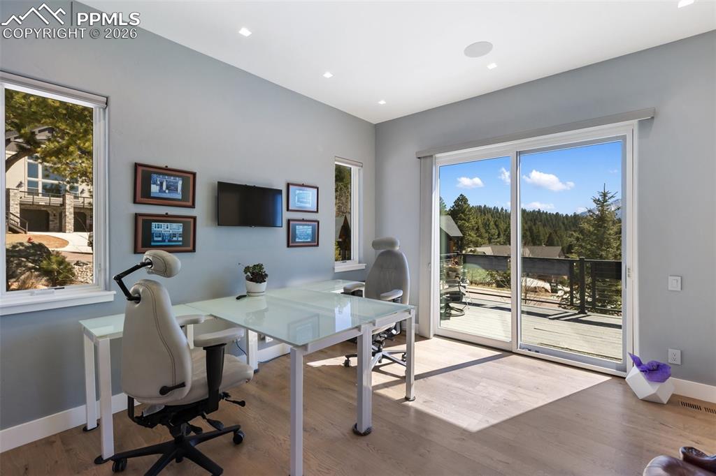 Image 25 of 35: Office