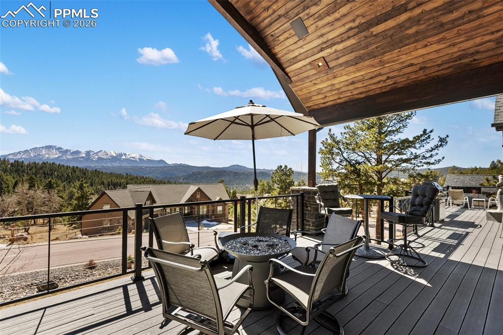 Image 26 of 35: Deck