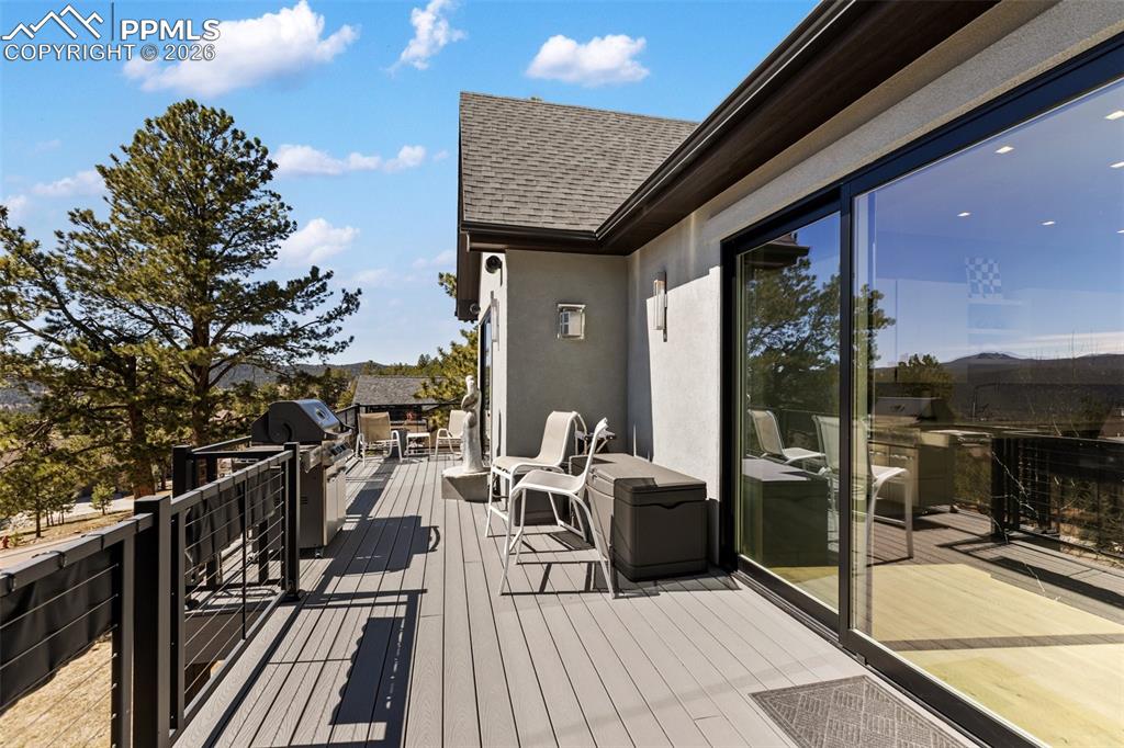 Image 28 of 35: Deck