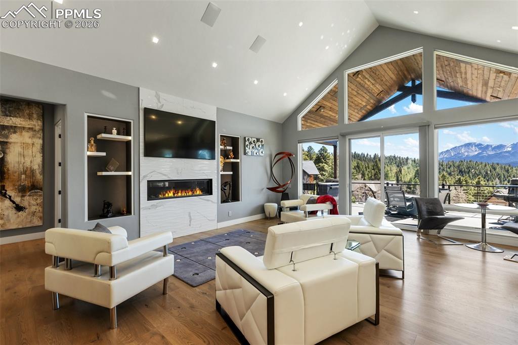 Image 3 of 35: Living Room