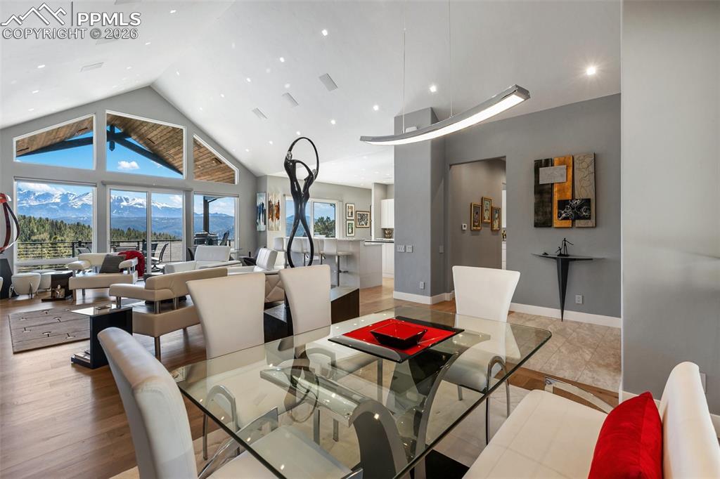 Image 8 of 35: Dining Area