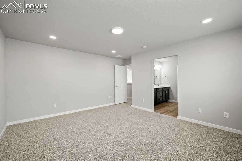Image 15 of 27: Bedroom
