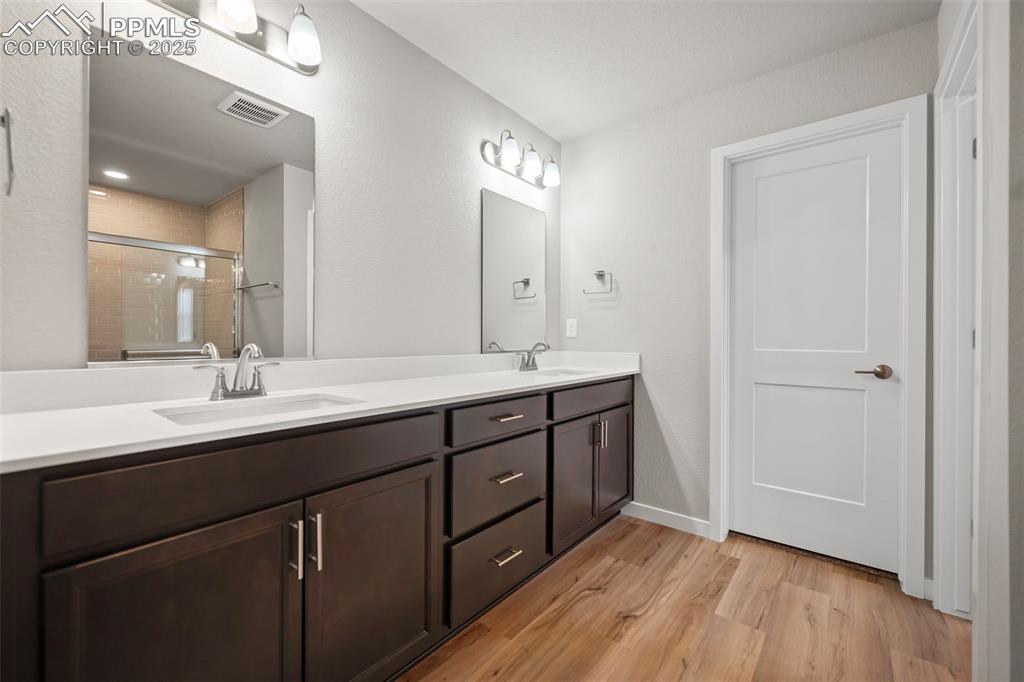 Image 16 of 27: Bathroom