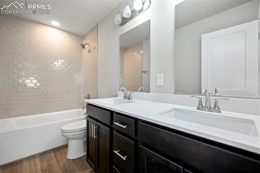 Image 18 of 27: Bathroom