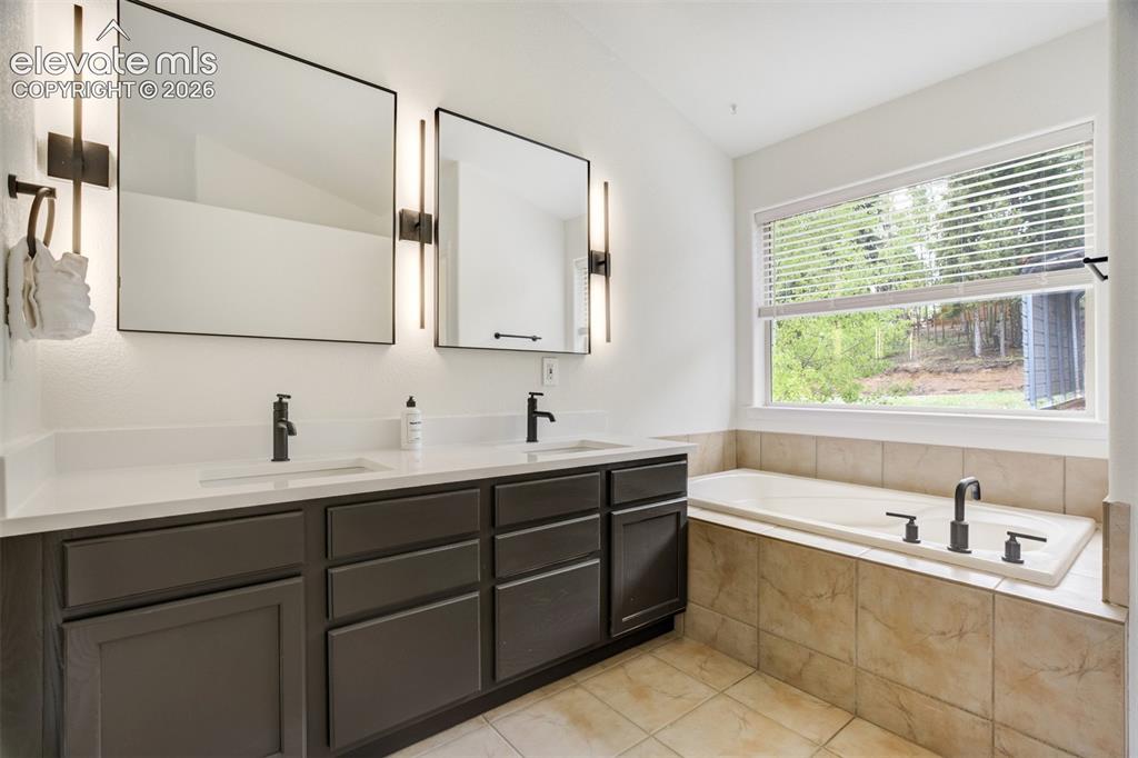 Image 17 of 46: Bathroom