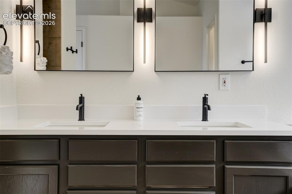 Image 18 of 46: Bathroom