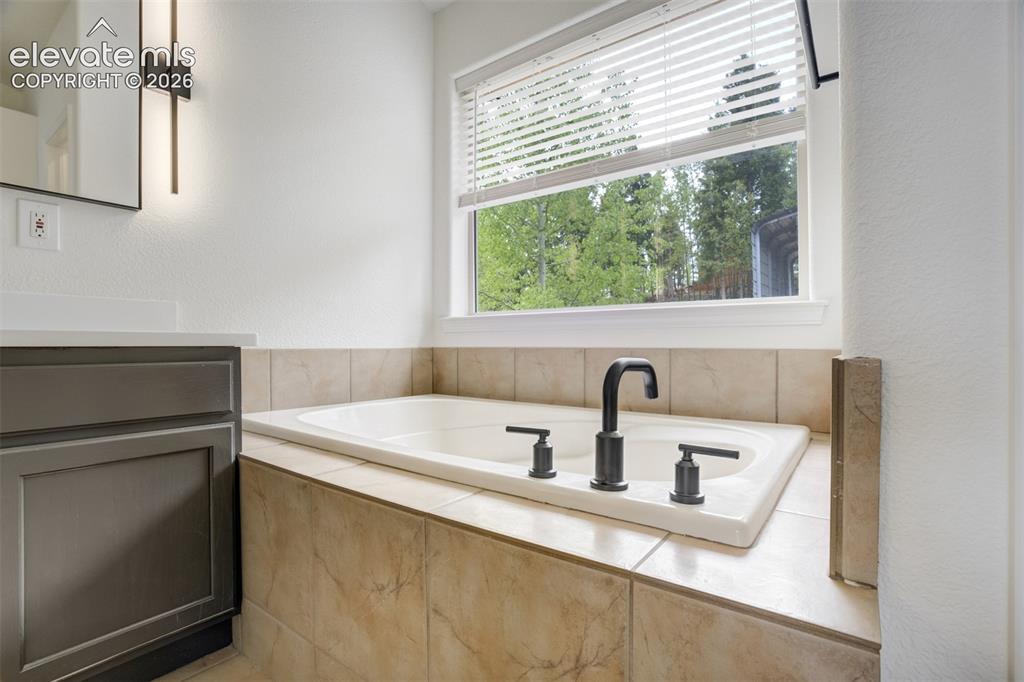 Image 19 of 46: Bathroom