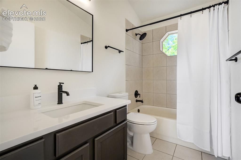 Image 24 of 46: Bathroom