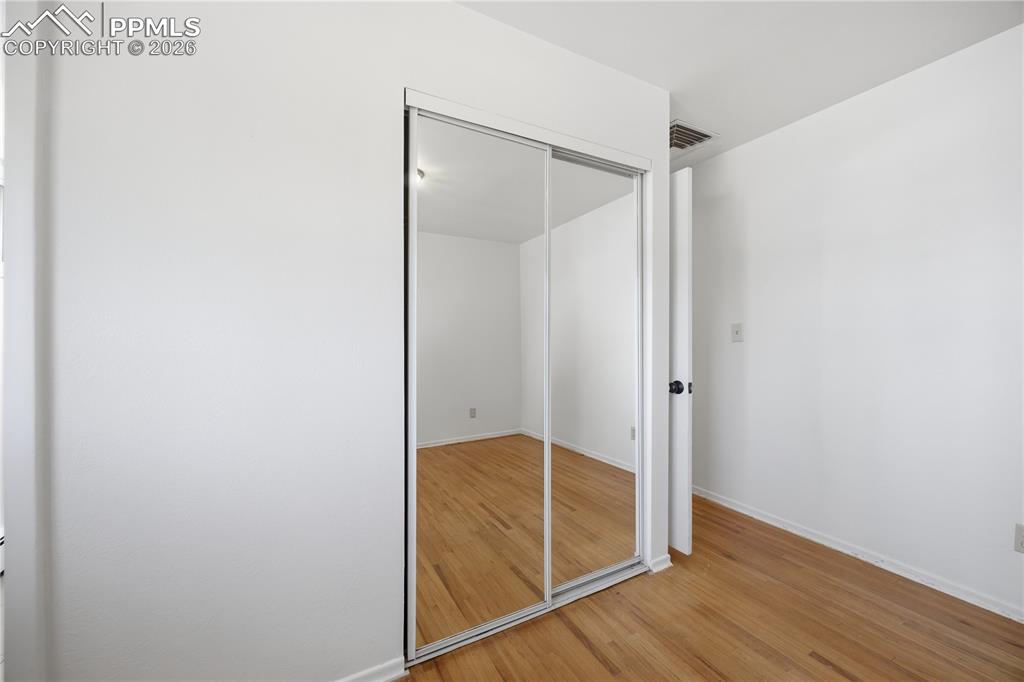 Image 17 of 44: Bedroom