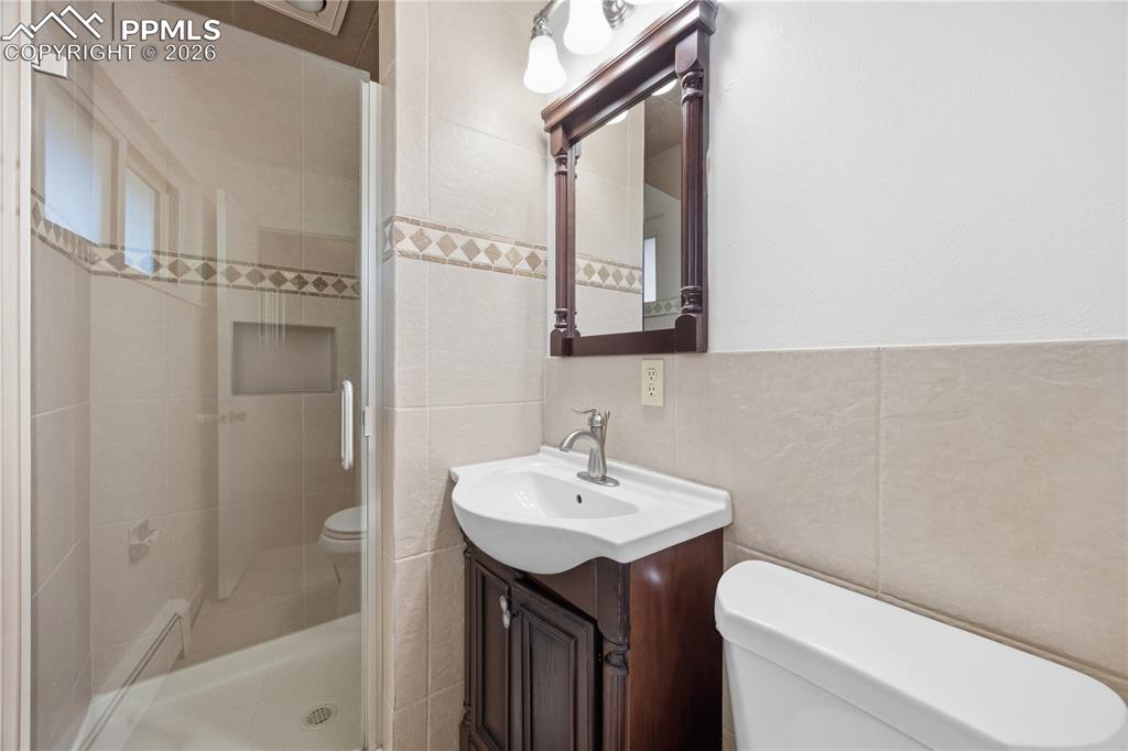 Image 25 of 44: Bedroom