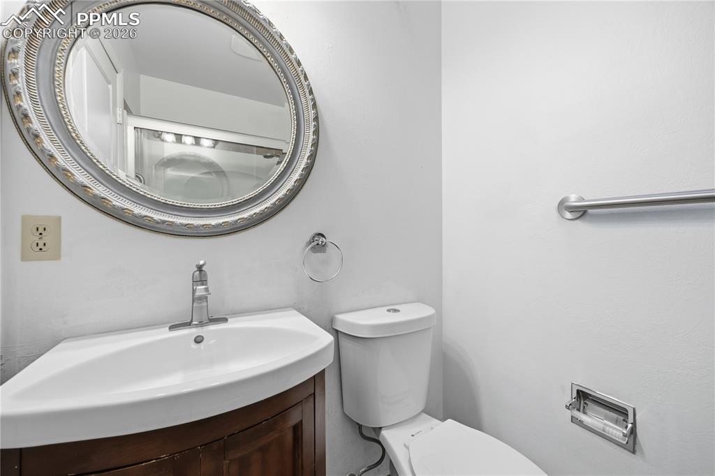 Image 26 of 44: Bathroom