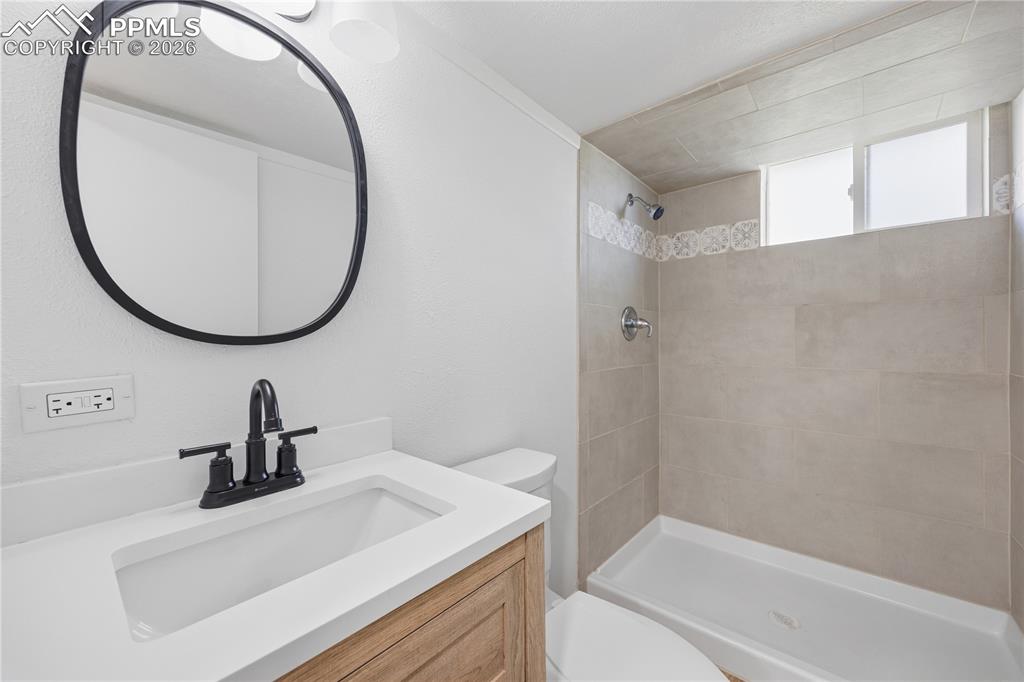 Image 27 of 44: Bathroom