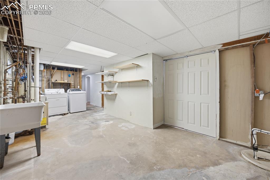 Image 28 of 44: Bathroom