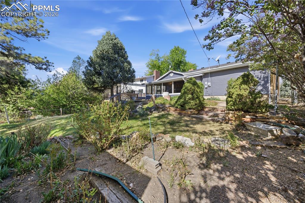 Image 41 of 44: Yard