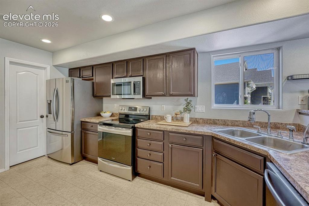 Image 11 of 50: Kitchen