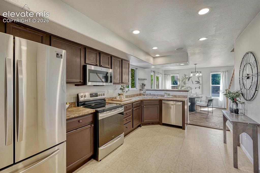 Image 12 of 50: Kitchen