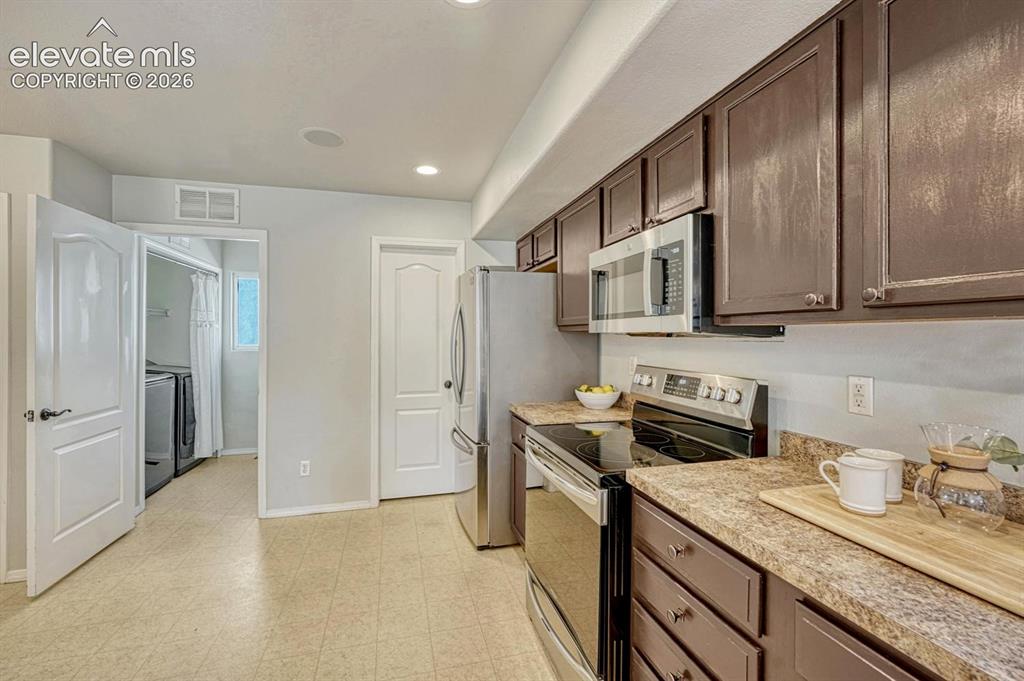 Image 14 of 50: Kitchen