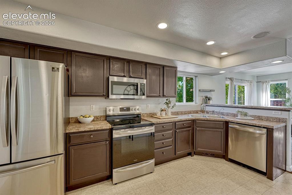 Image 15 of 50: Kitchen