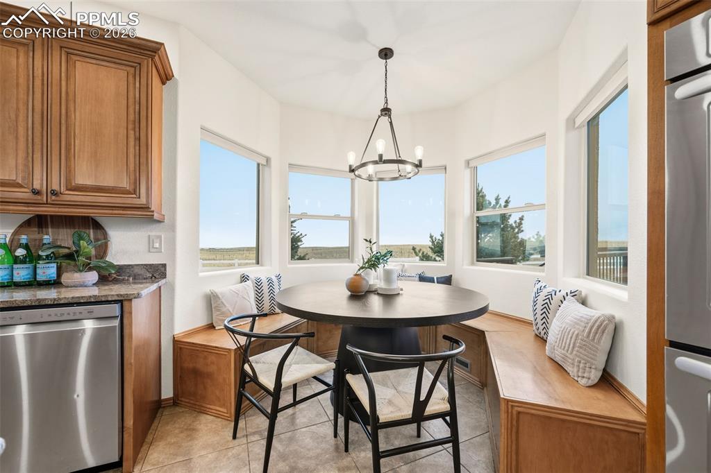 Image 13 of 50: Custom built seating for the kitchen table takes advantage of the bay windo