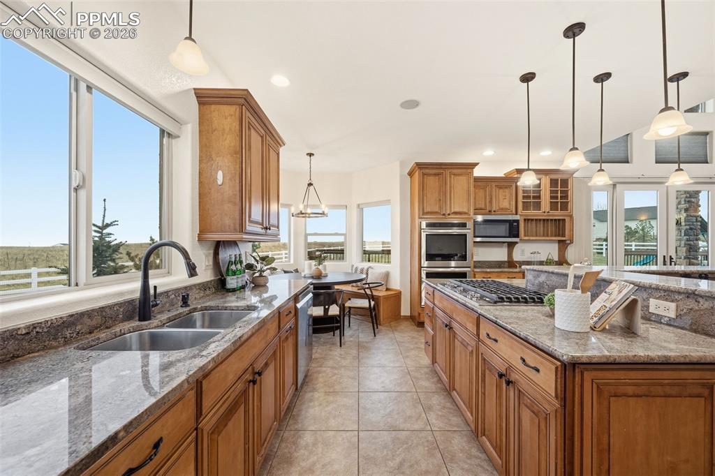 Image 14 of 50: Kitchen