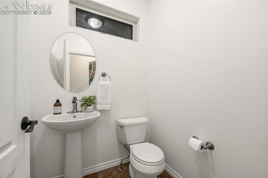 Image 15 of 50: Powder room main floor
