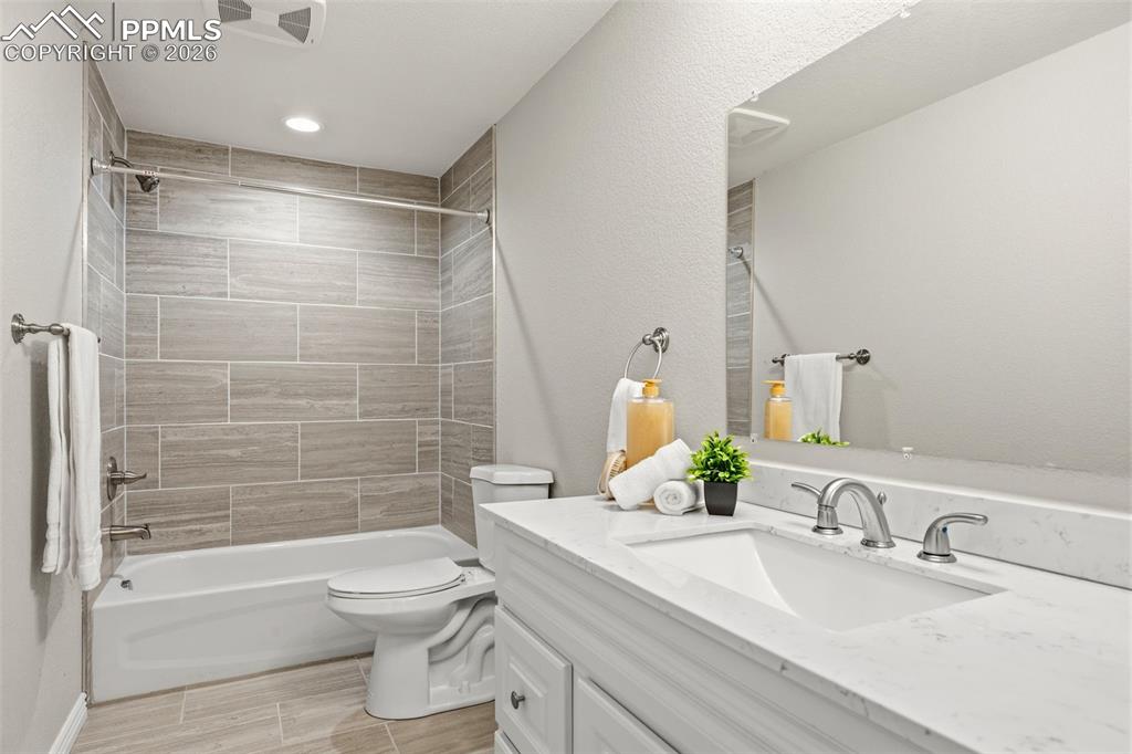 Image 40 of 50: Ensuite to bed 5 is 4th full bath