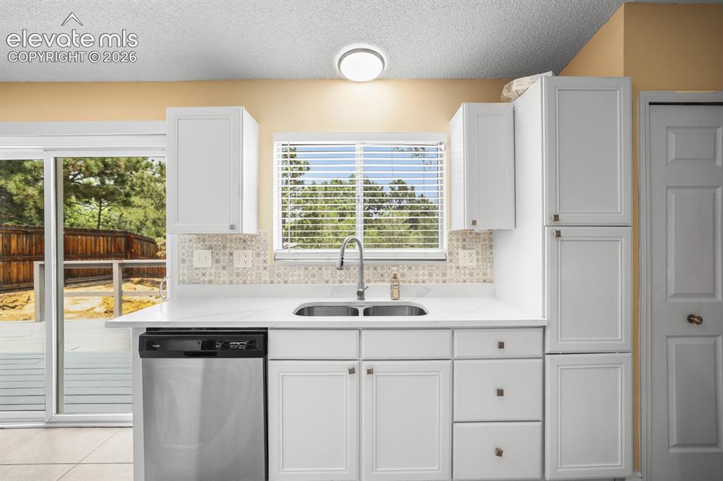 Image 14 of 49: Kitchen