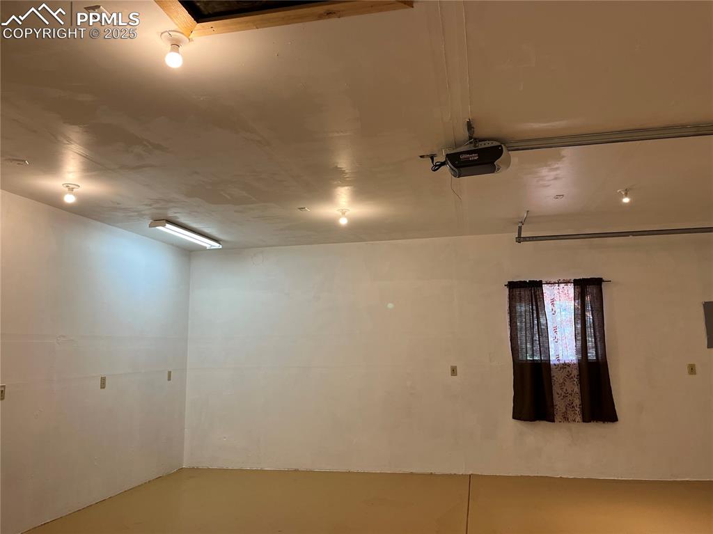 Image 8 of 10: Some good lighting in the garage