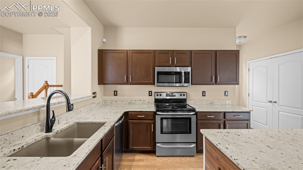 Image 16 of 46: Kitchen