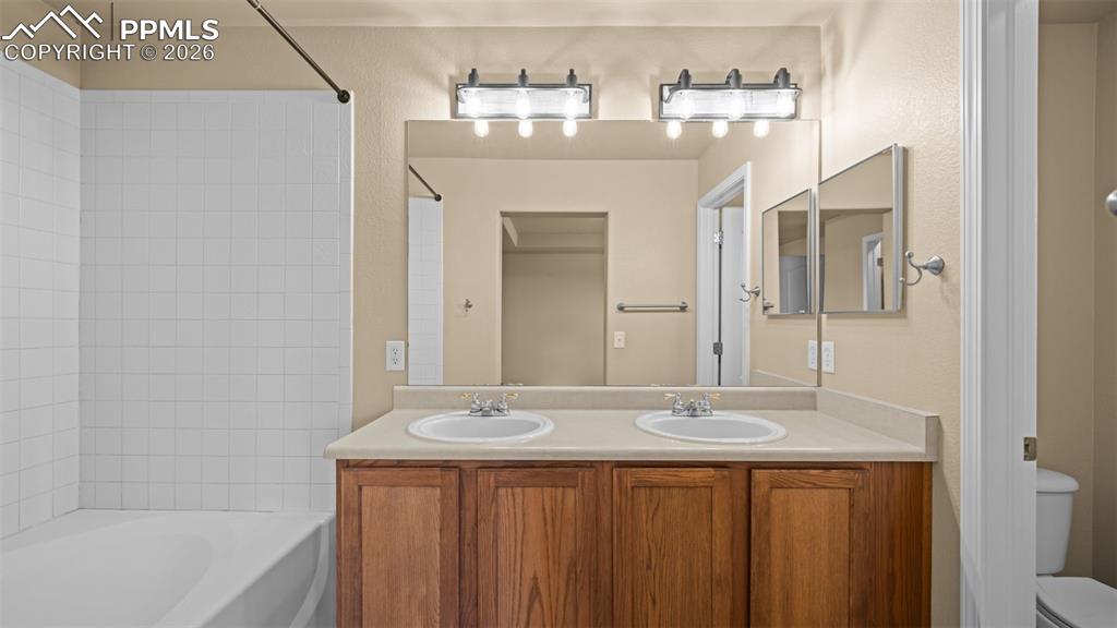 Image 31 of 46: Bathroom