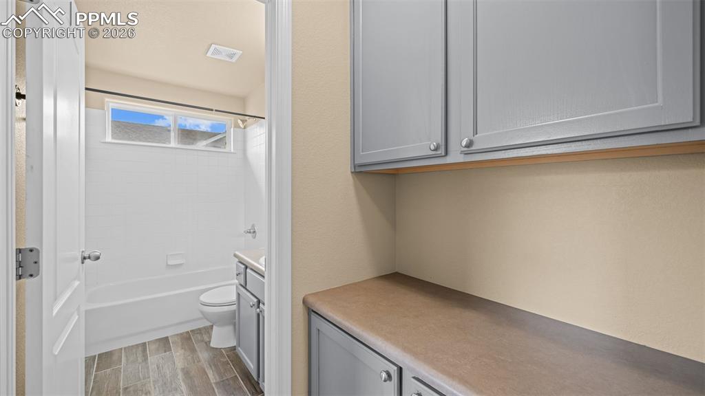 Image 32 of 46: Bathroom