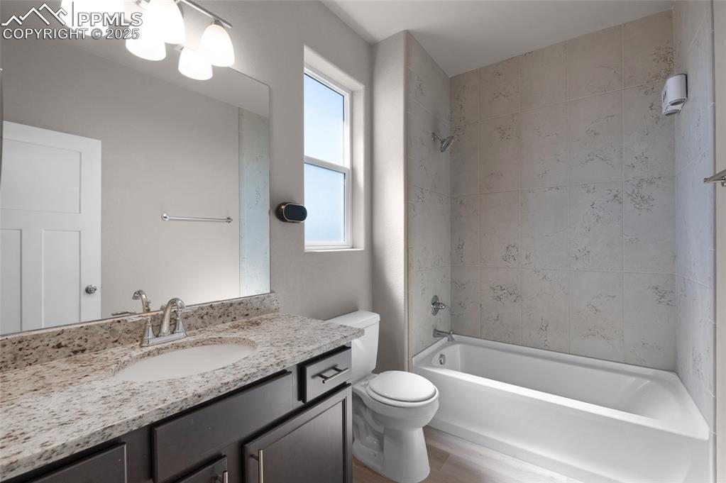 Image 22 of 35: Bathroom