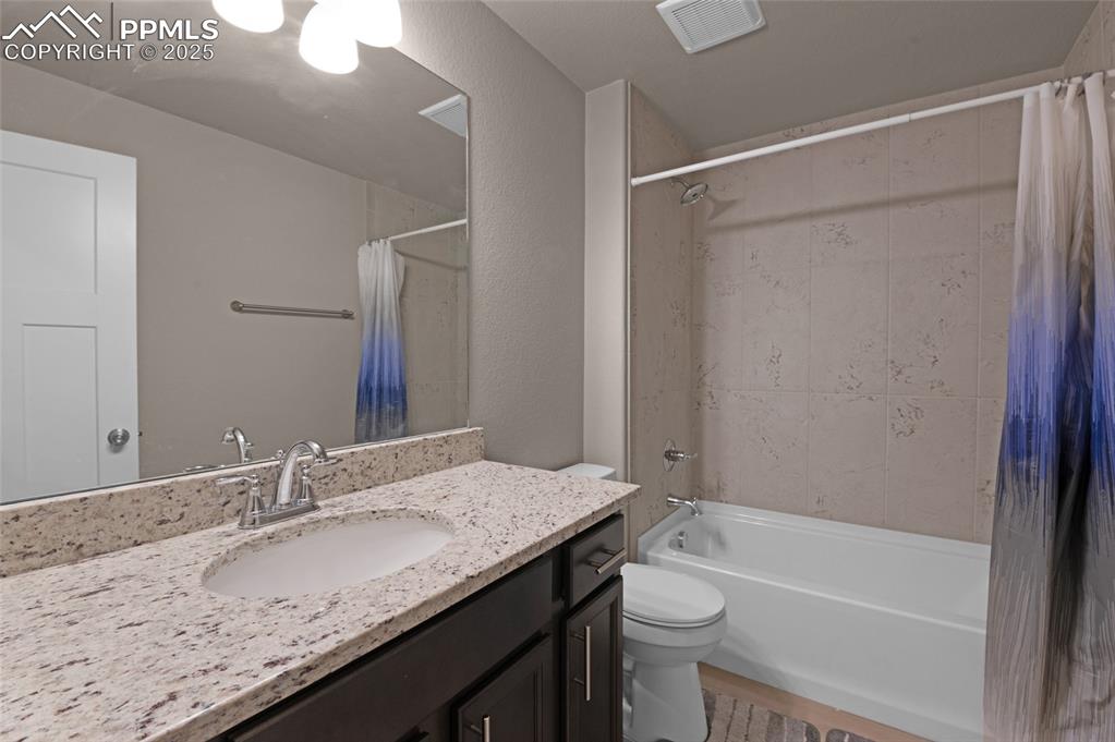 Image 28 of 35: Bathroom