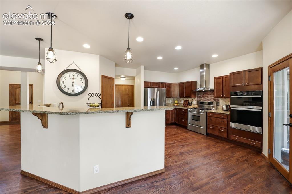 Image 18 of 50: Kitchen