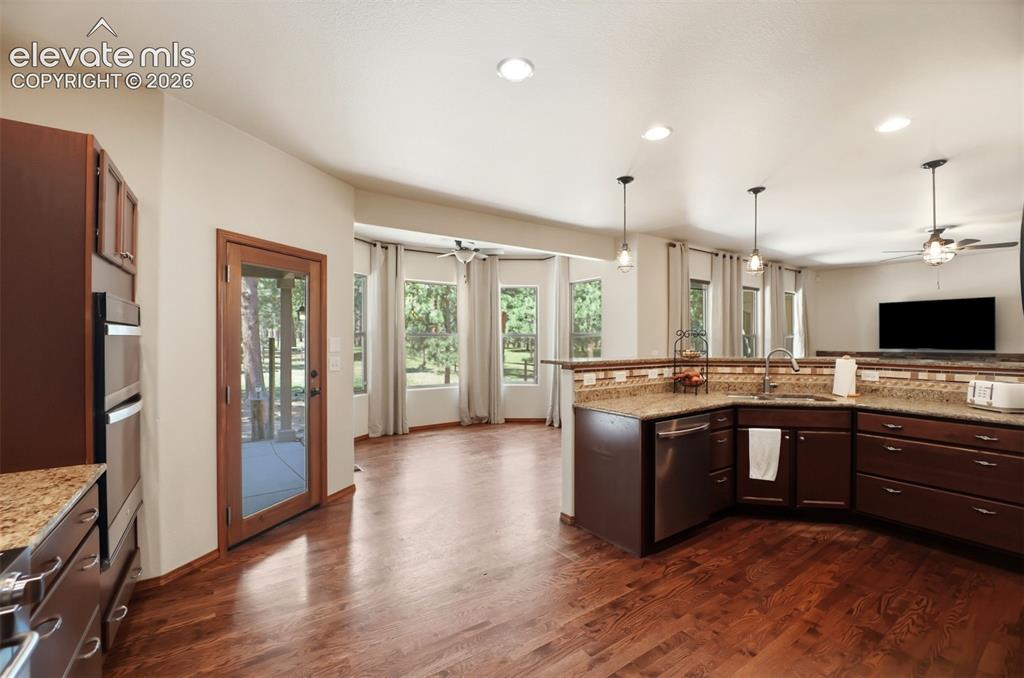 Image 19 of 50: Kitchen