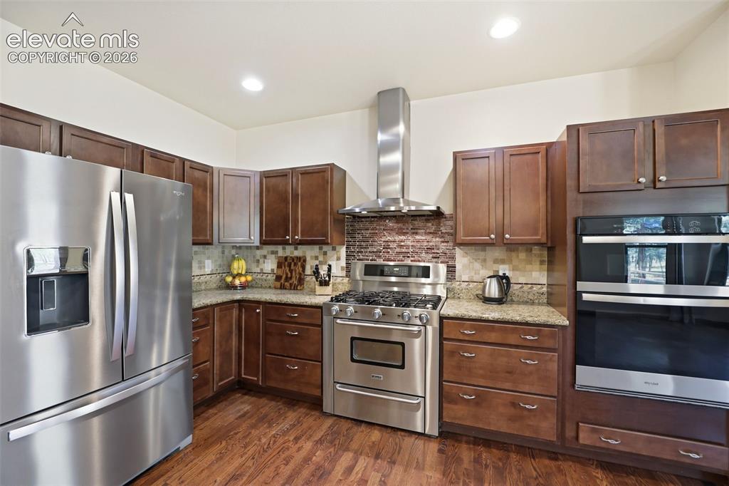 Image 21 of 50: w/ Gas Range