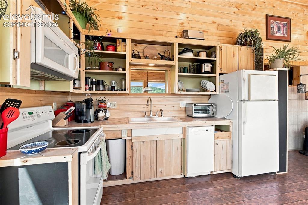 Image 10 of 37: Kitchen