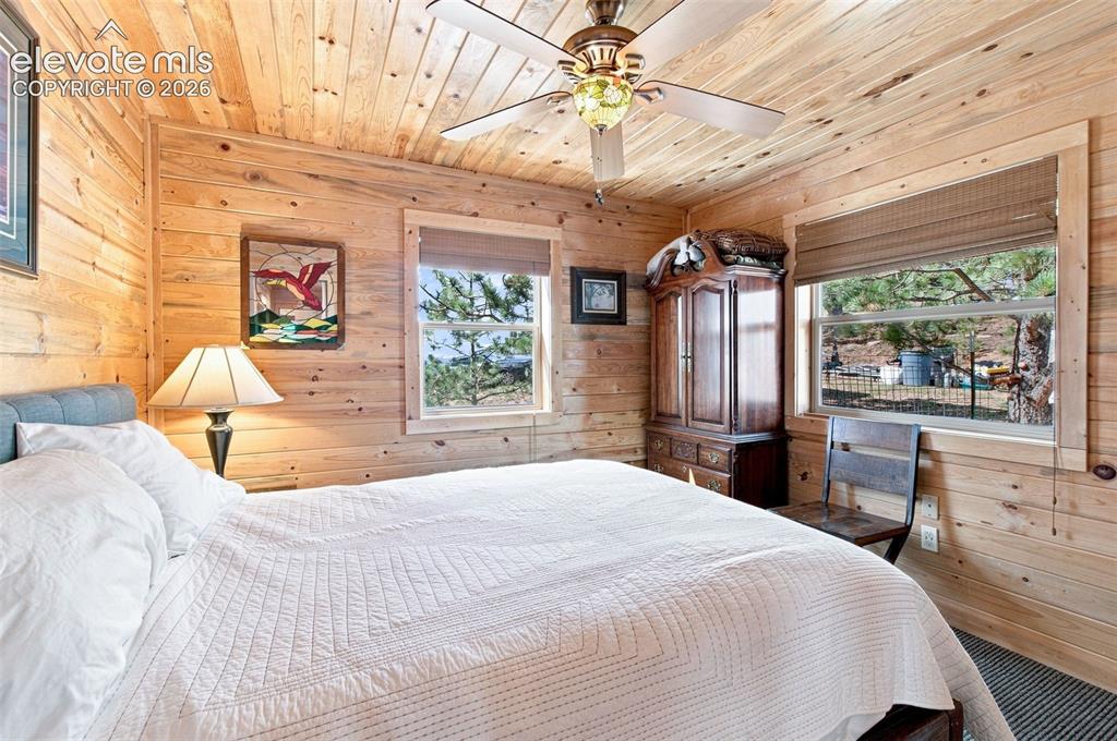 Image 14 of 37: Bedroom