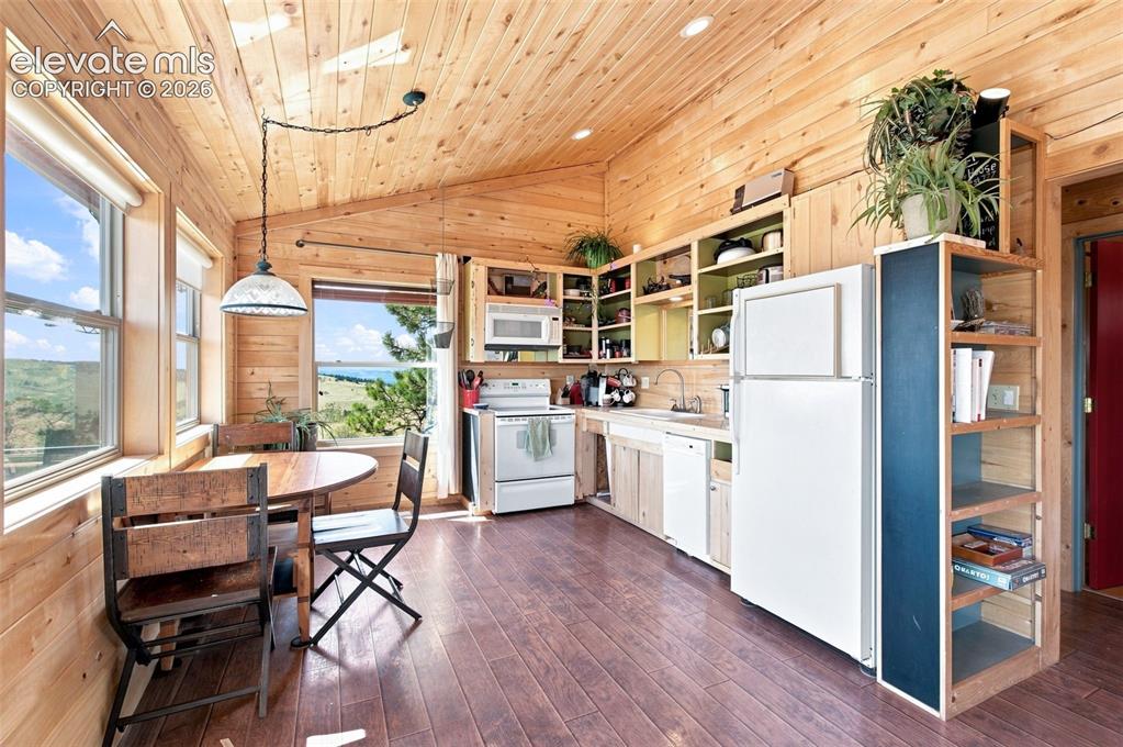Image 15 of 37: Kitchen
