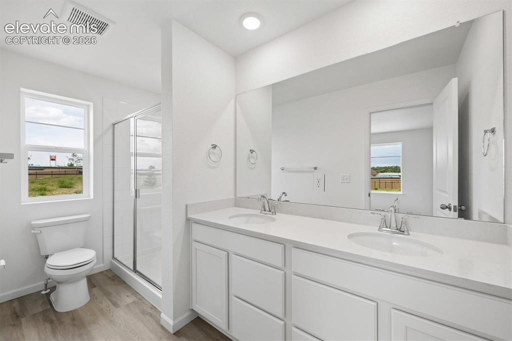 Image 14 of 21: Bathroom