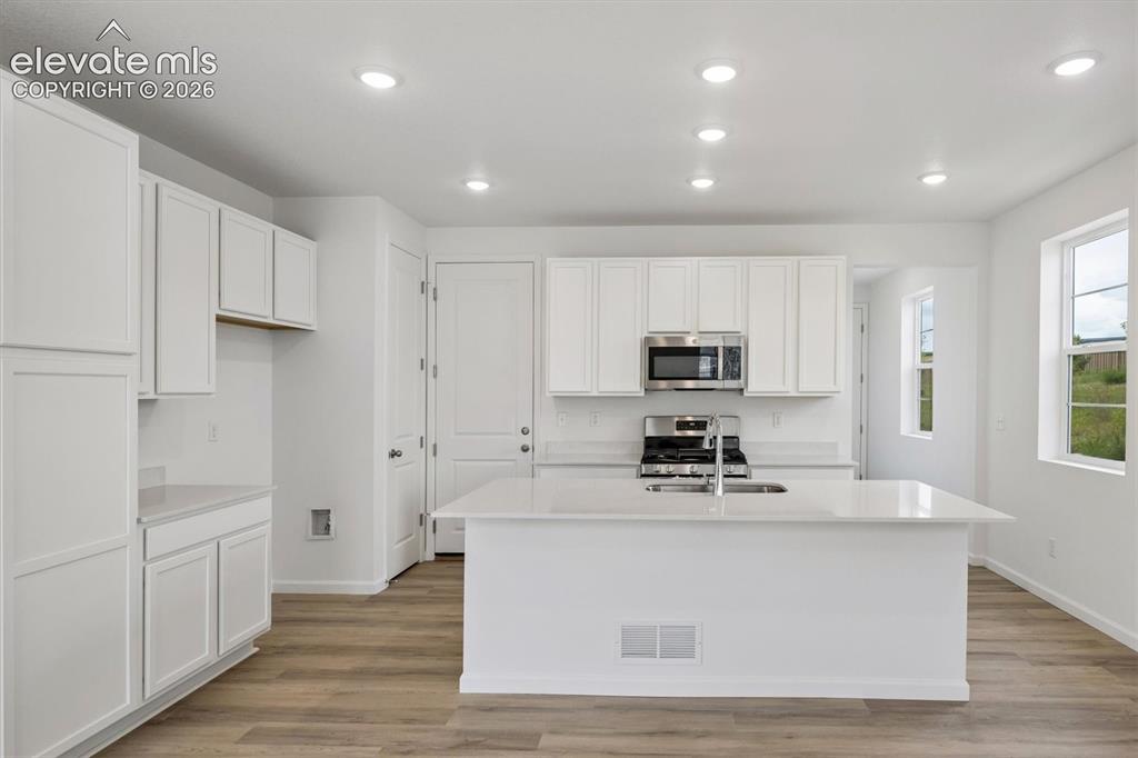 Image 4 of 21: Kitchen
