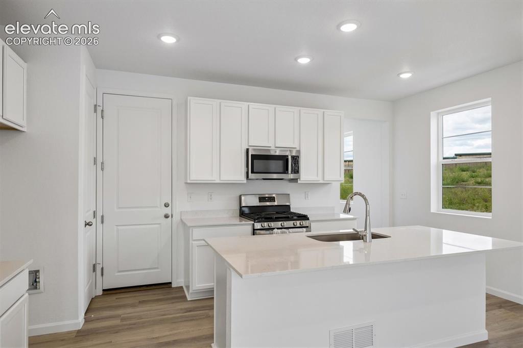 Image 9 of 21: Kitchen