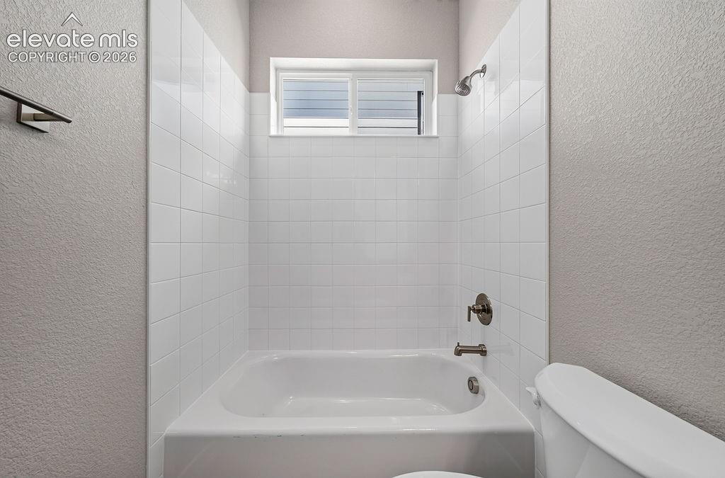 Image 14 of 38: Bathroom