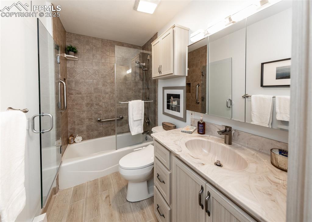 Image 17 of 46: Bathroom