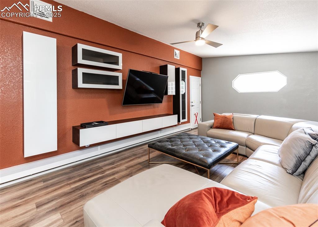 Image 20 of 46: Family Room