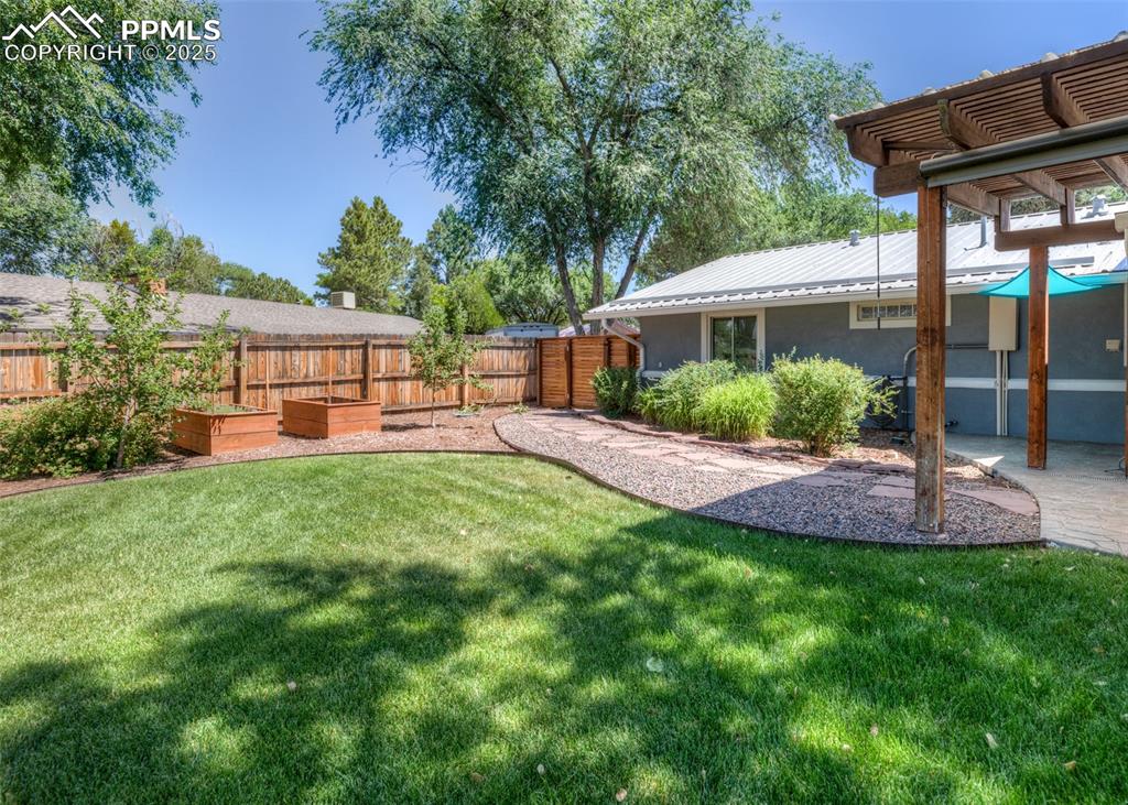 Image 31 of 46: Yard