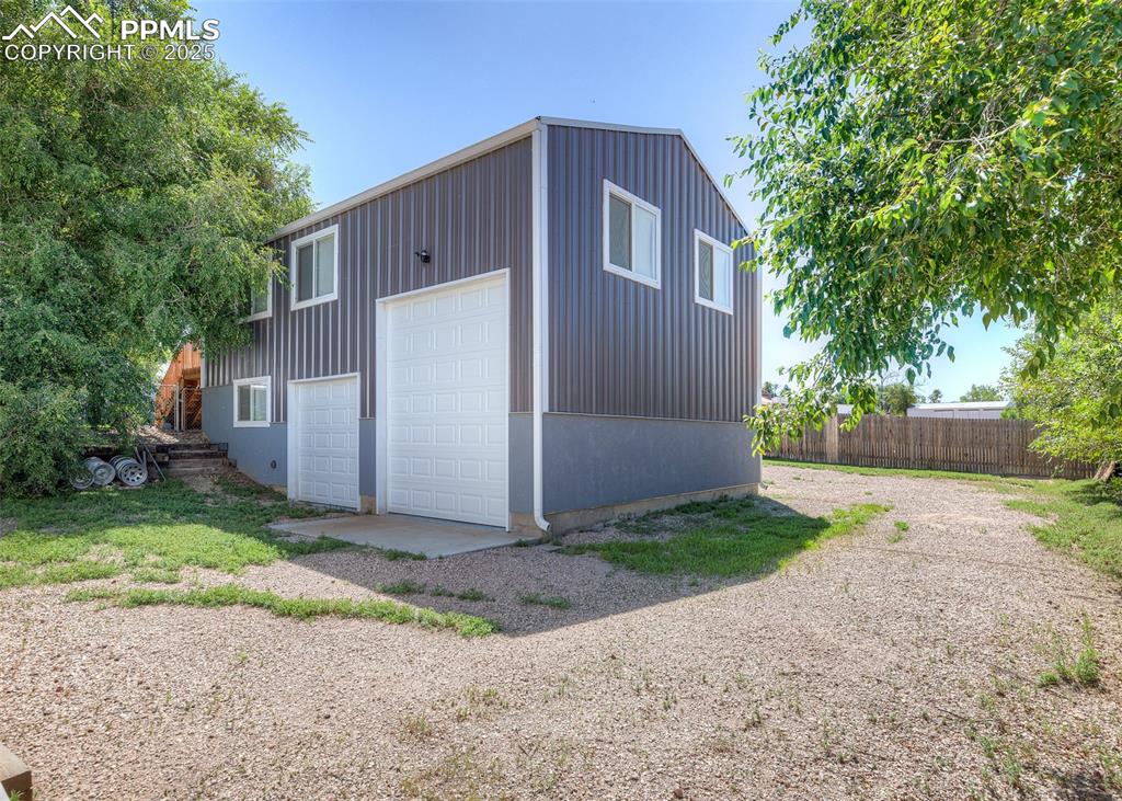 Image 37 of 46: Garage